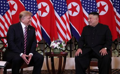 O presidente dos EUA, Donald Trump, e o líder norte-coreano, Kim Jong Un, posam antes da reunião durante a segunda cúpula dos EUA-Coreia do Norte no Hotel Metropole, em Hanói, Vietnã, 27 de fevereiro de 2019. REUTERS / Leah Millis
