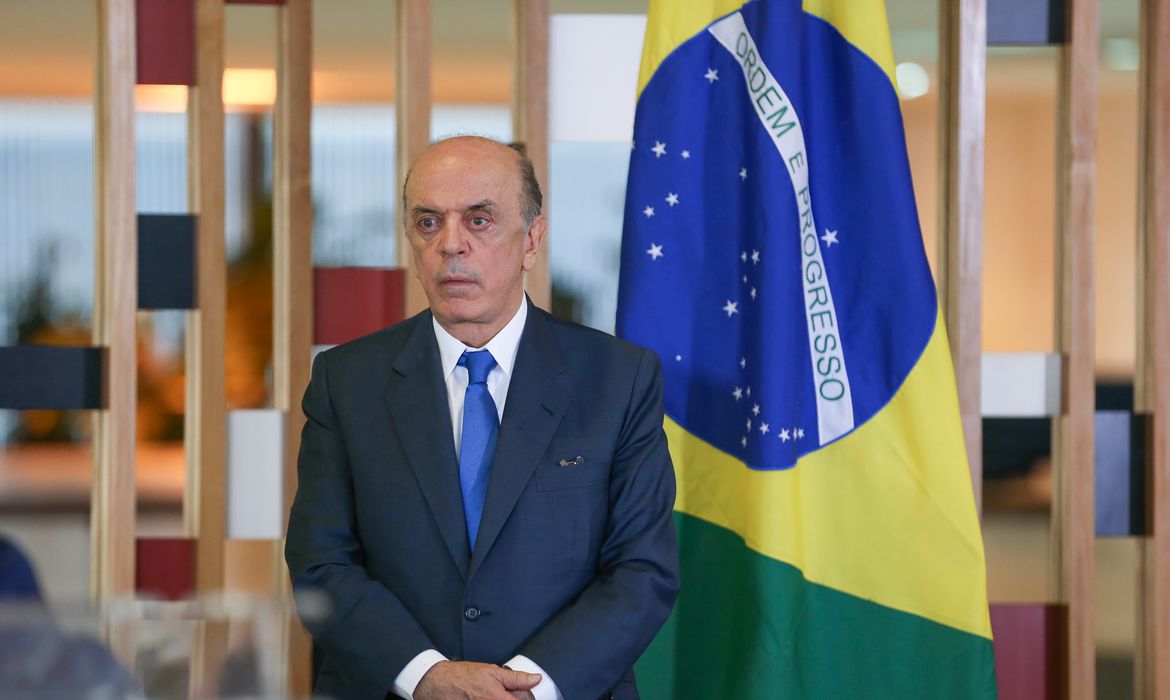 Brasília - O ministro das Relações Exteriores do Brasil, José Serra, recebe visita do ministro paraguaio, Eladio Loizaga, no Palácio Itamaraty  (Valter Campanato/Agência Brasil)