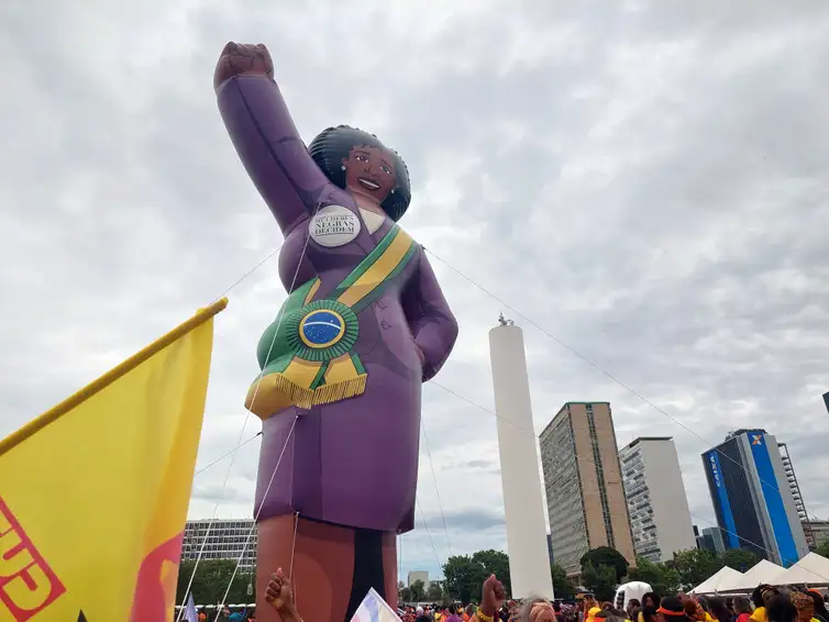 Brasília (DF), 25/11/2025 – Boneco inflável na Marcha da Mulheres Negras, realizado na Esplanada dos Ministérios.
Foto: Daniella Almeida/Agência Brasil