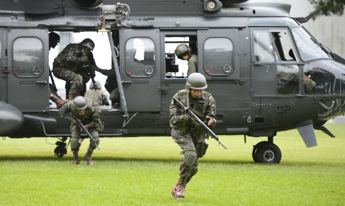 Rio de Janeiro - Forças Armadas fazem treinamento com tropas militares para as Olimpíadas Rio 2016  (Tomaz Silva/Agência Brasil)