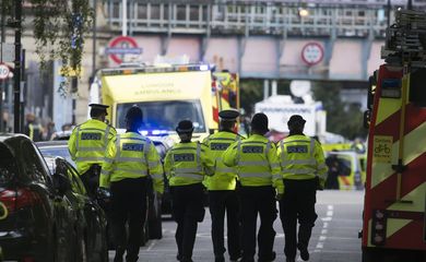 Policiais britânicos chegam à estação do metrô atingida por explosão - Wiill Oliver-Agência EFE