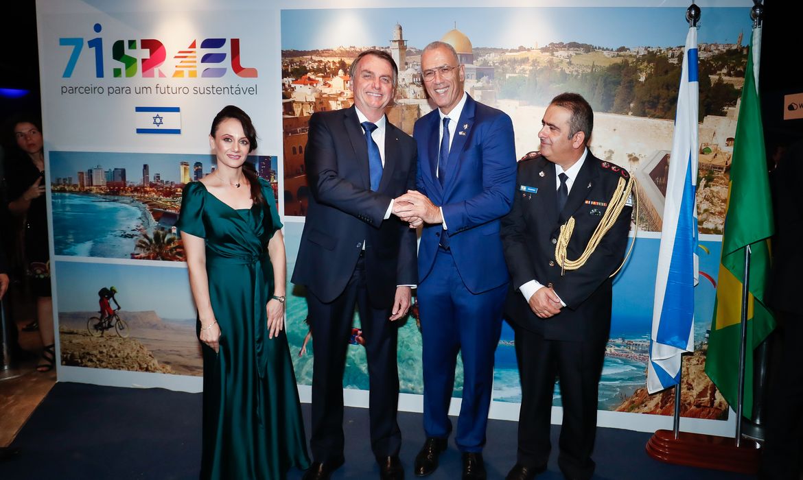 O presidente Jair Bolsonaro e o embaixador de Israel no Brasil, Yossi Shelley, participam da cerimônia comemorativa dos 71 anos do Estado de Israel, em Brasília.