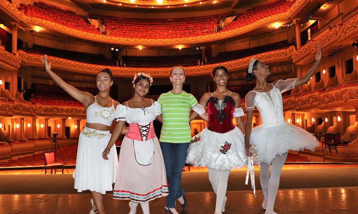 Rio de Janeiro (RJ) - Bailarinas da Cidade de Deus que ganharam bolsas de balé nos EUA, posam para foto no teatro antes de uma apresentaçāo. Foto: Divulgaçāo