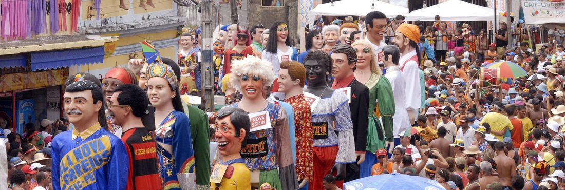 Desfile de bonecos gigantes no Carnaval de Olinda