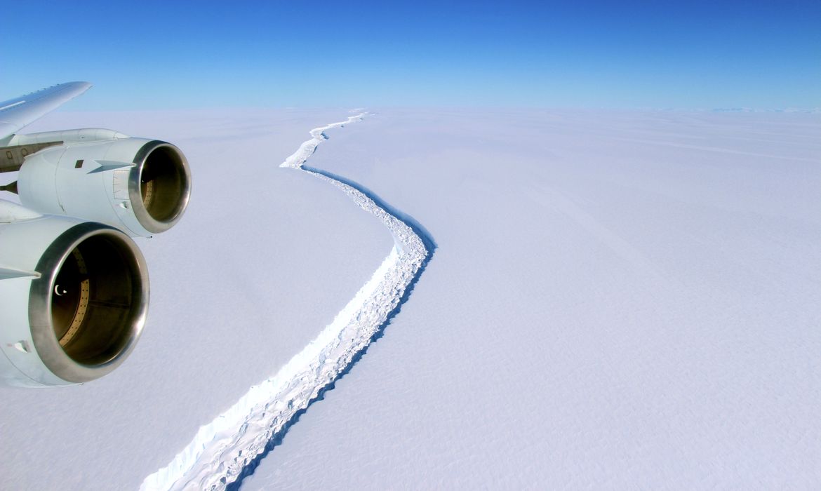 Rachadura no segmento Larsen C da Antártida já era registrada em novembro de 2016. O iceberg se desprendeu totalmente em 12 de julho de 2017
