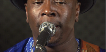 Vieux Farka Touré canta "Ni Negaba" no Reverbera