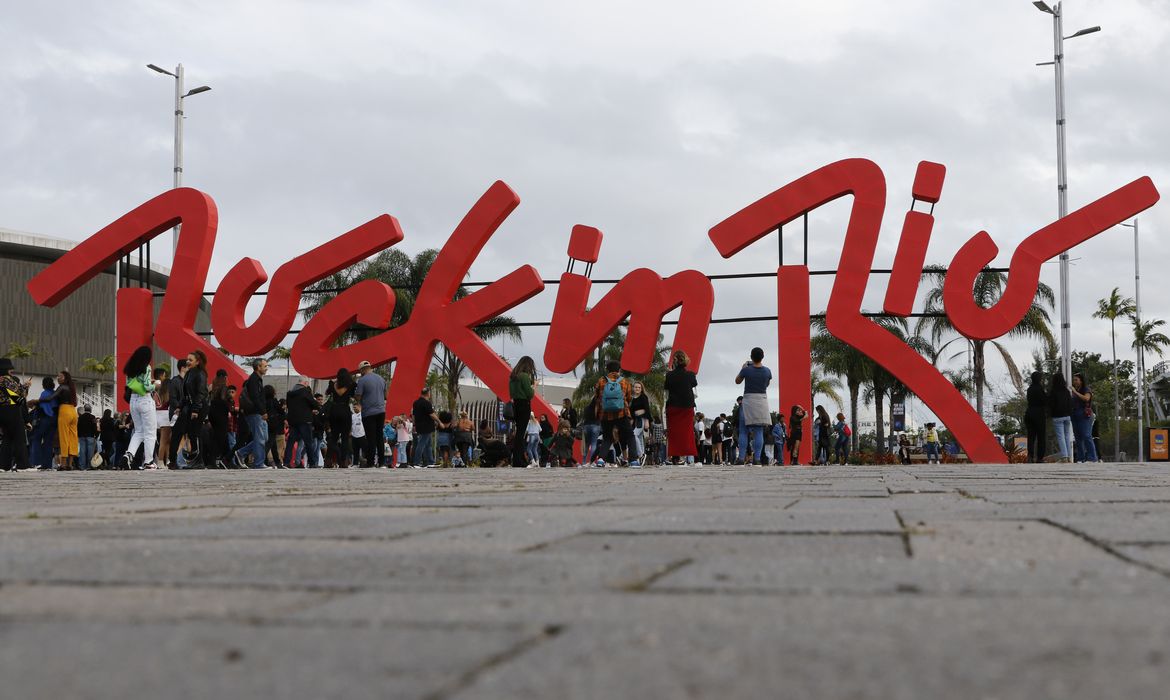 Público no evento teste do Rock in Rio 2022 na Cidade do Rock, montada no Parque Olímpico, Barra da Tijuca.