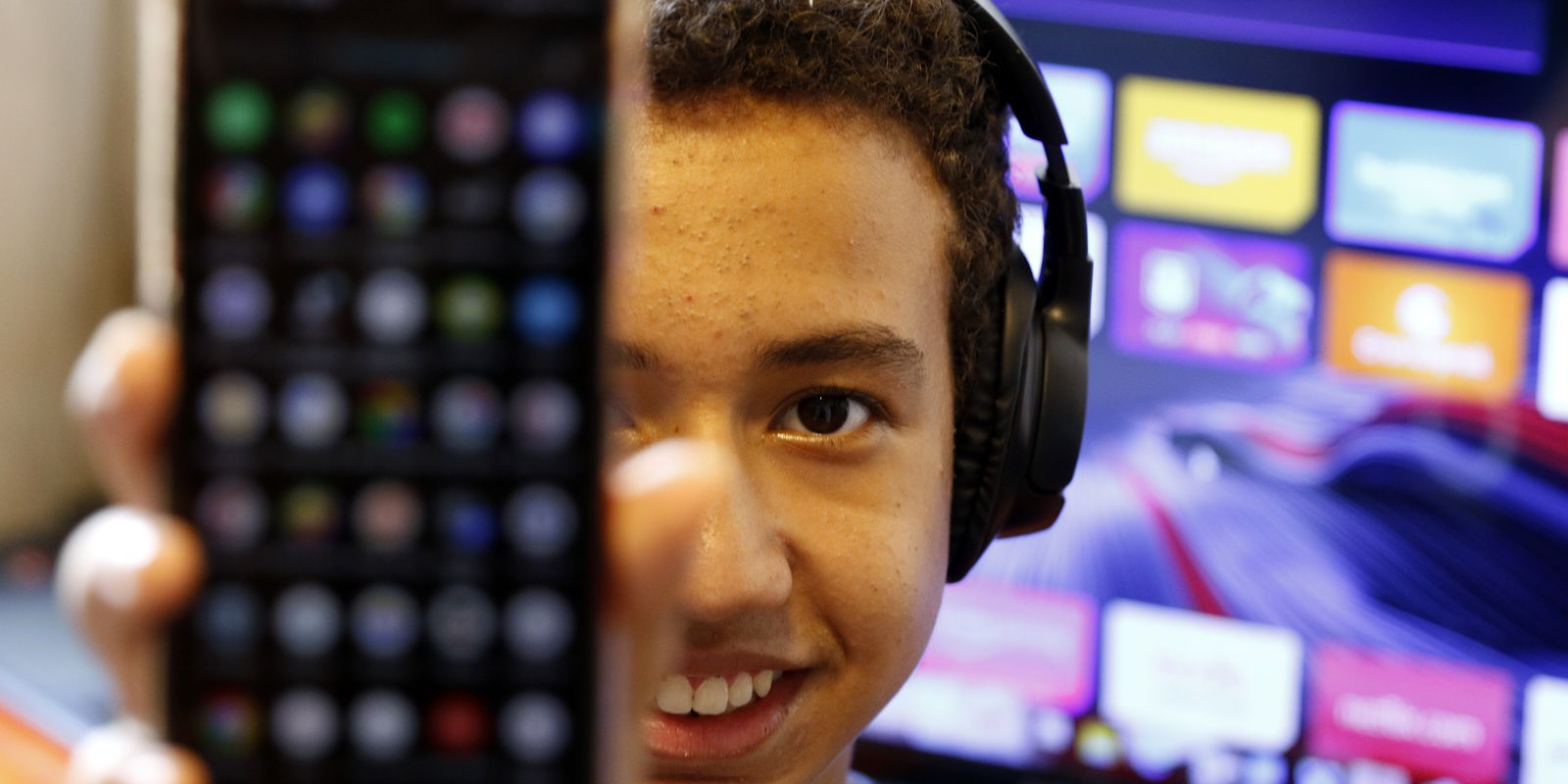 Deputados aprovam urgência de projeto que protege crianças em redes