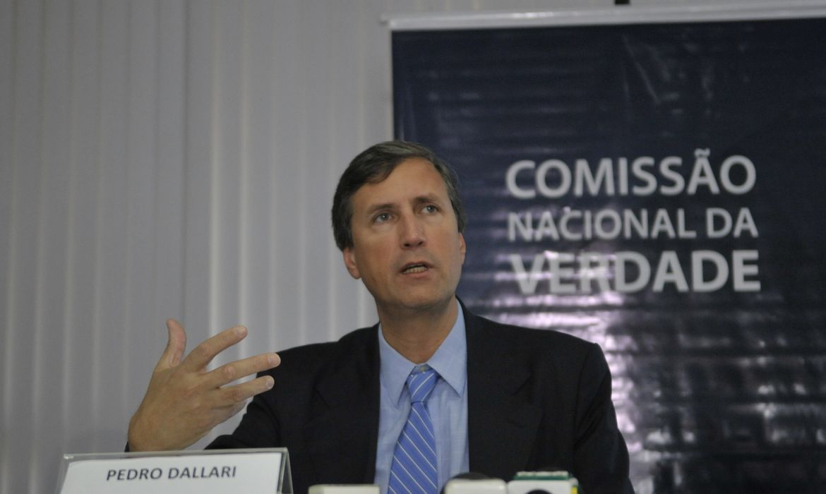 O coordenador da Comissão Nacional da Verdade (CNV), Pedro Dallari, após visita à Embaixada dos Estados Unidos em Brasília, confirma que o EUA vão enviar mais documentos sobre a ditadura à CNV (José Cruz/Agência Brasil)