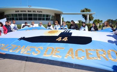 Famílias dos 44 tripulantes do submarino argentino ARA San Juan, desaparecido há mais de um ano no Oceano Atlântico e localizado há dois dias, pediram que a embarcação seja retirada do fundo mar e ajude a saber a verdade sobre o que ocorreu