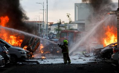 Foguetes disparados de Gaza atingem região próxima à Tel Aviv. REUTERS/Amir Cohen