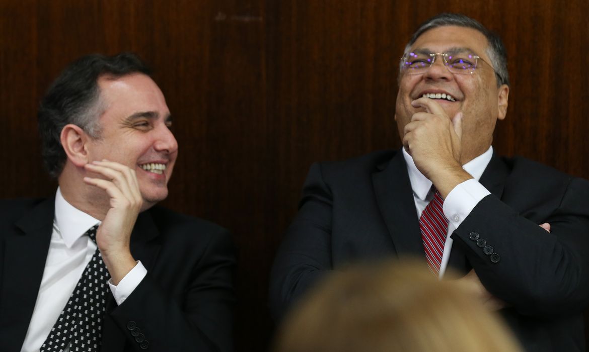 Brasília (DF) 22/11/2023 Ministro Flávio Dino e o Senador Rodrigo Pacheco durante assinatura de protocolo de cooperação entre o Senado e o Ministério da Justiça facultará o acesso e a divulgação regular de dados sobre segurança pública. Foto Lula Marques/ Agência Brasil