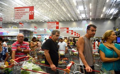 Vitória (ES) - Supermercados lotados com filas nos caixas e na entrada funcionam com horário reduzido (Tânia Rêgo/Agência Brasil)