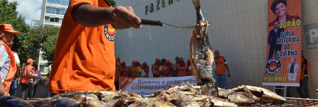 Brasília - Integrantes da Força Sindical fazem protesto em frente ao ministério da Fazenda assando sardinhas