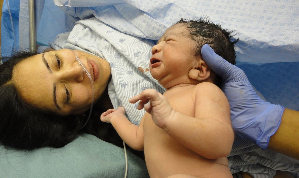 São Paulo (SP) - Pandemia fez aumentar preocupação com mortalidade materna - Debora lumy Watanabe com o filho Gabriel, nascido em 2022. -  Foto: Jas/Pixabay