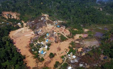 Garimpo ilegal em área desmatada da floresa amazônica no Pará