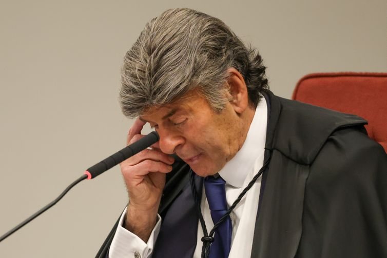 Brasília (DF) 10/09/2025 - O ministro Luiz Fux chega para proferir seu voto  na Primeira Turma do Supremo Tribunal Federal (STF) que realiza o quarto dia de julgamento dos réus do Núcleo 1 da trama golpista, formado pelo ex-presidente Jair Bolsonaro e mais sete aliados.  Foto: Fabio Rodrigues-Pozzebom/ Agência Brasil