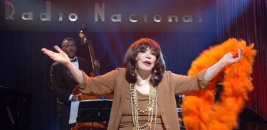 Estrela da era de ouro do rádio brasileiro volta a cantar na emissora, em 2007