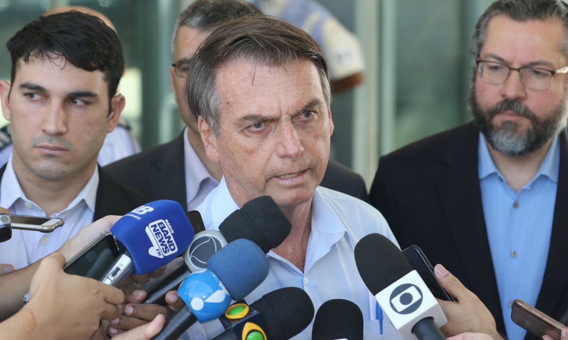 O presidente Jair Bolsonaro fala à imprensa sobre a crise na Venezuela, após reunião no Ministério da Defesa. Ao lado, o ministro das Relações Exteriores, Ernesto Araújo