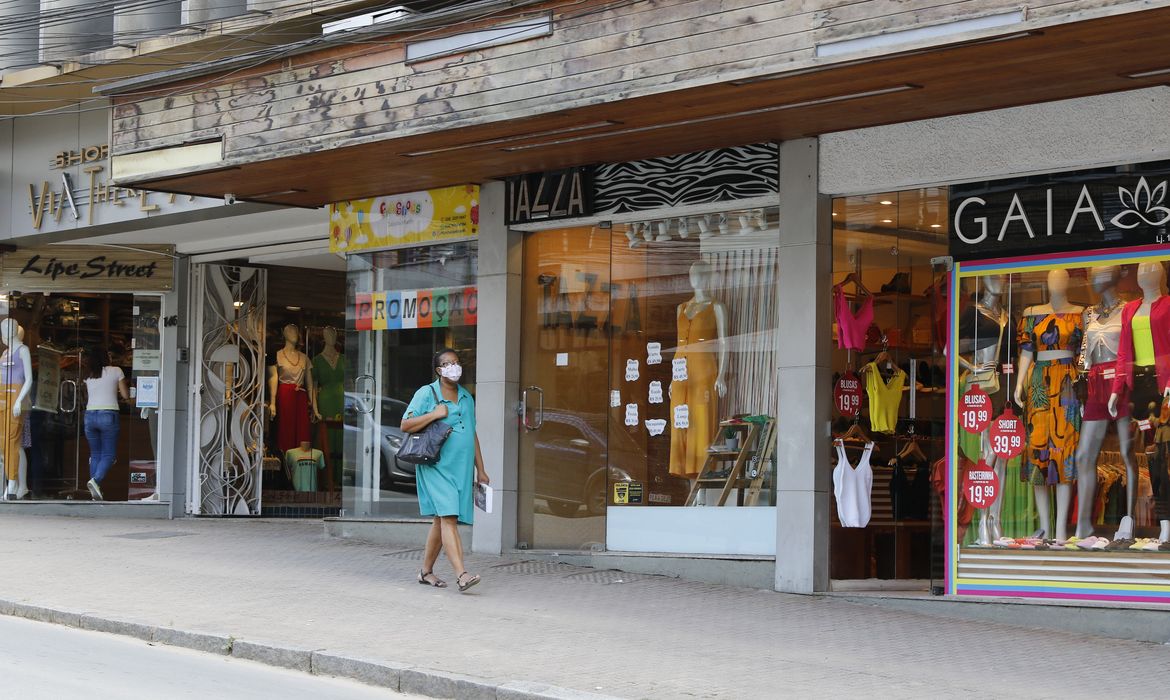 Comerciantes do pólo de moda da Rua Teresa, na região central de Petrópolis, retomam atividades dez dias após as chuvas.