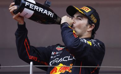 Sergio Pérez bebe champanhe após vencer Grande Prêmio de Mônaco de Fórmula 1