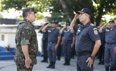Rio de Janeiro - Chefe do Gabinete de Intervenção Federal, general Mauro Sinott, faz primeira inspeção a uma unidade policial militar no Batalhão de Bangu (14º BPM) (Tânia Rêgo/Agência Brasil)