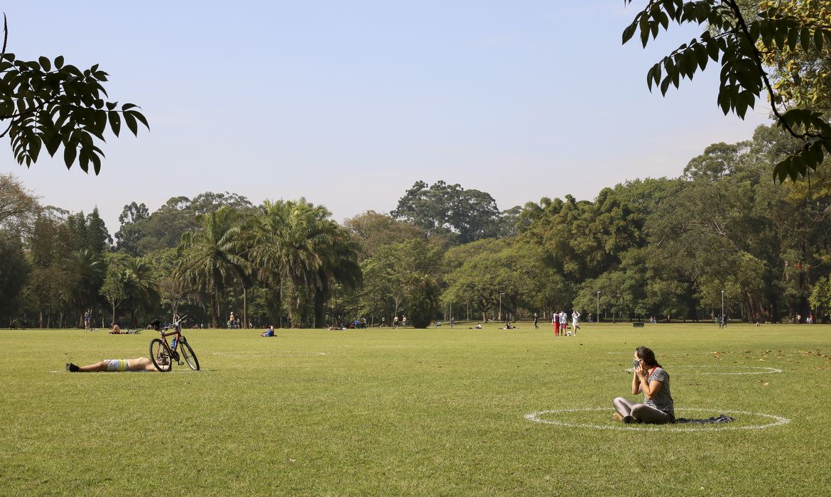 Lazer no Parque do Ibirapuera após a flexibilização do isolamento social durante a pandemia de covid-19.