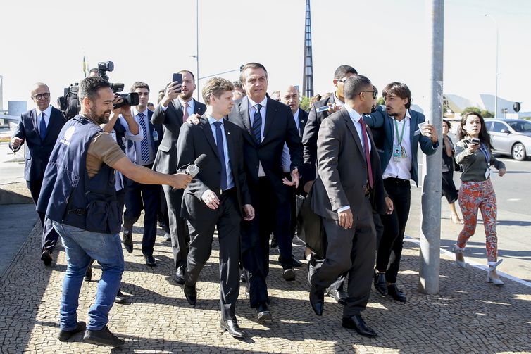 O presidente Jair Bolsonaro surpreendeu hoje (29) ao deixar o Palácio do Planalto por volta das 9h30 e ir a pé em direção ao Congresso Nacional.