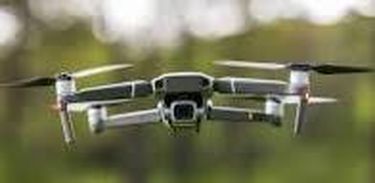 Drone voa próximo a área verde