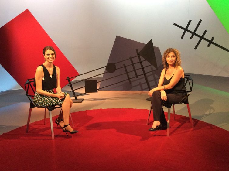 Sofia Ceccato e Paola Picherzky no estúdio do programa.