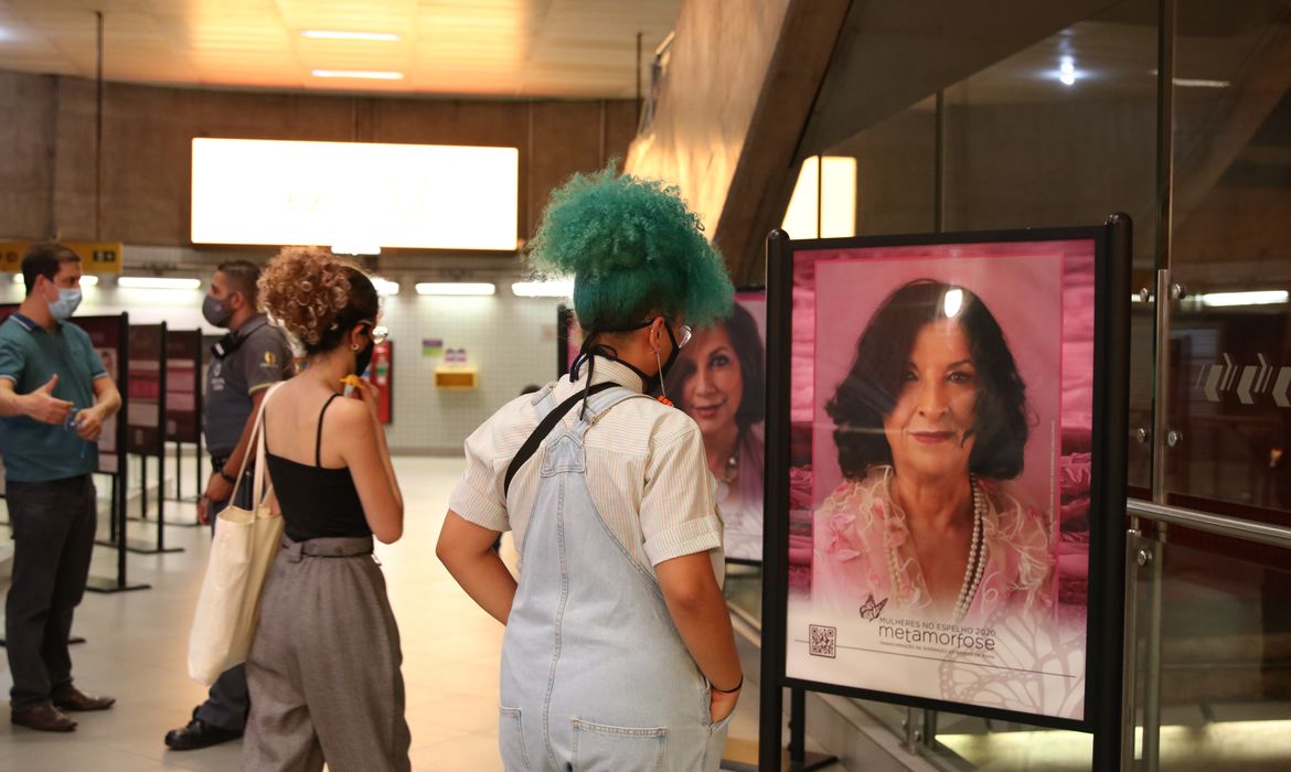 Exposição Mulheres no Espelho, organizada pelo Instituto Viver Hoje, na estação Paulista.