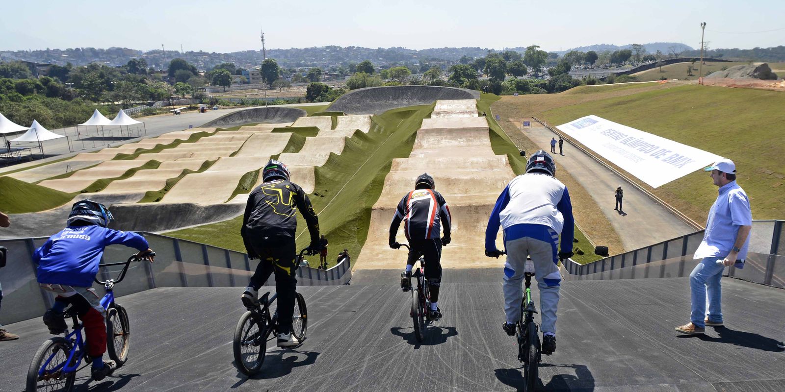 Linda! Nova moto esportiva chinesa parece clássico das pistas