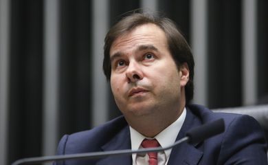 Brasília - O presidente da Câmara, Rodrigo Maia, durante sessão para votar projeto que desobriga a Petrobras de atuar no pré-sal (Fabio Rodrigues Pozzebom/Agência Brasil)