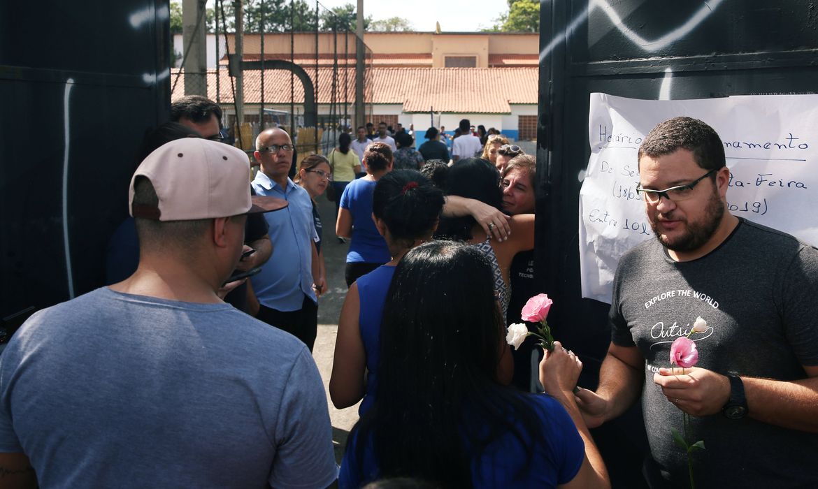 Alunos e pais são recebidos no dia da reabertura da escola Raul Brasil, após o tiroteio, em Suzano, São Paulo.