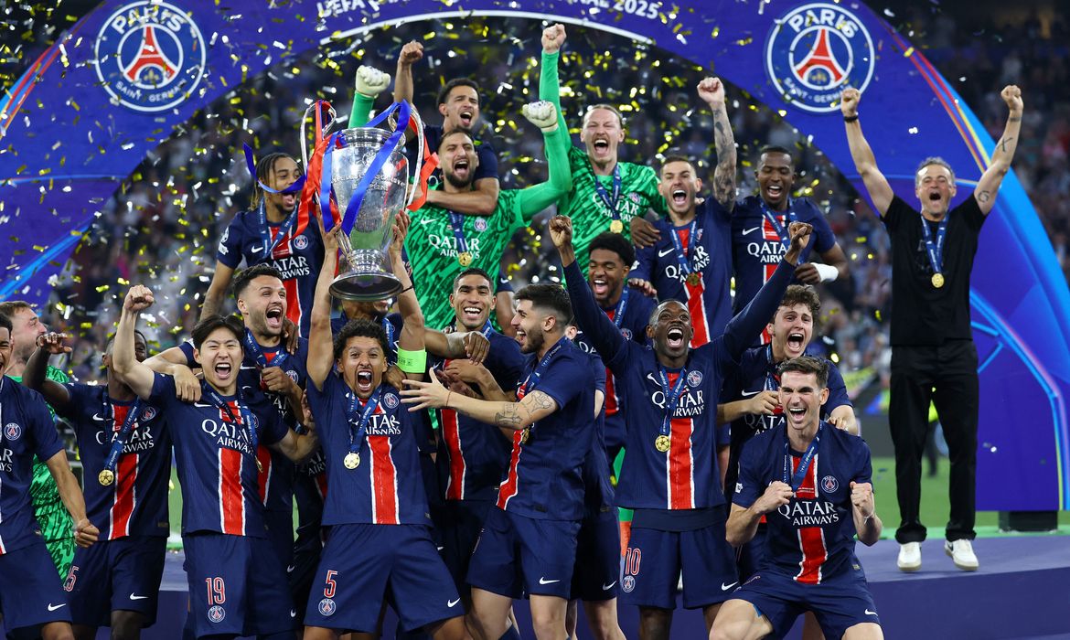 Soccer Football - Champions League - Final - Paris St Germain v Inter Milan - Allianz Arena, Munich, Germany - May 31, 2025
Paris St Germain's Marquinhos lifts the trophy as he celebrates with teammates after winning the Champions League REUTERS/Kai Pfaffenbach