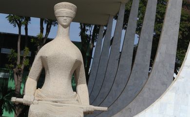A Justiça é uma escultura localizada em frente ao prédio do Supremo Tribunal Federal, na Praça dos Três Poderes, em Brasília, no Distrito Federal
