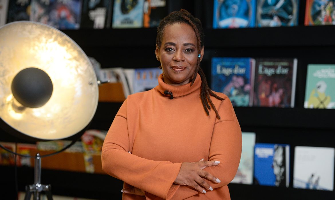 Rio de Janeiro (RJ), 04/10/2023 – A escritora e apresentadora Eliane Cruz durante gravação do programa Trilha das Letras, da TV Brasil. Foto: Tomaz Silva/Agência Brasil