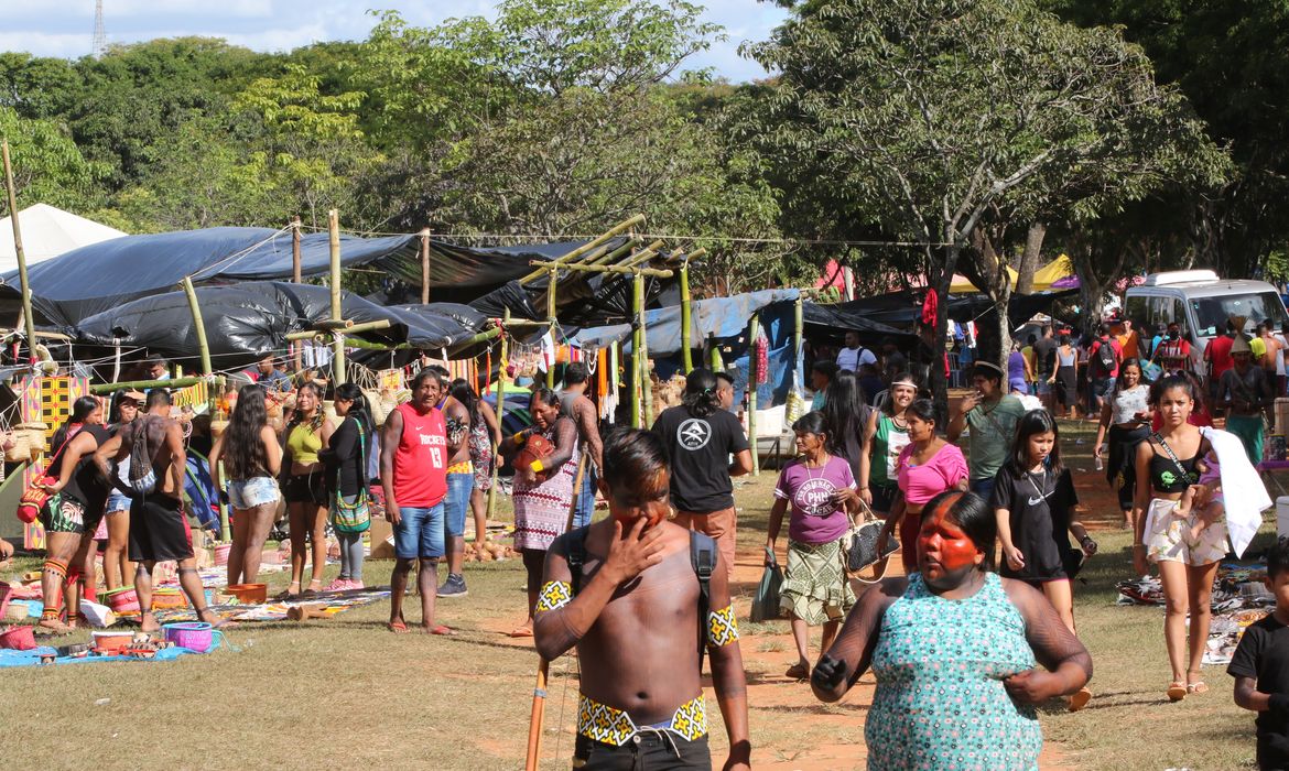 Indígenas de diversas etnias chegam a Brasília para o Acampamento Terra Livre, no Eixo Monumental