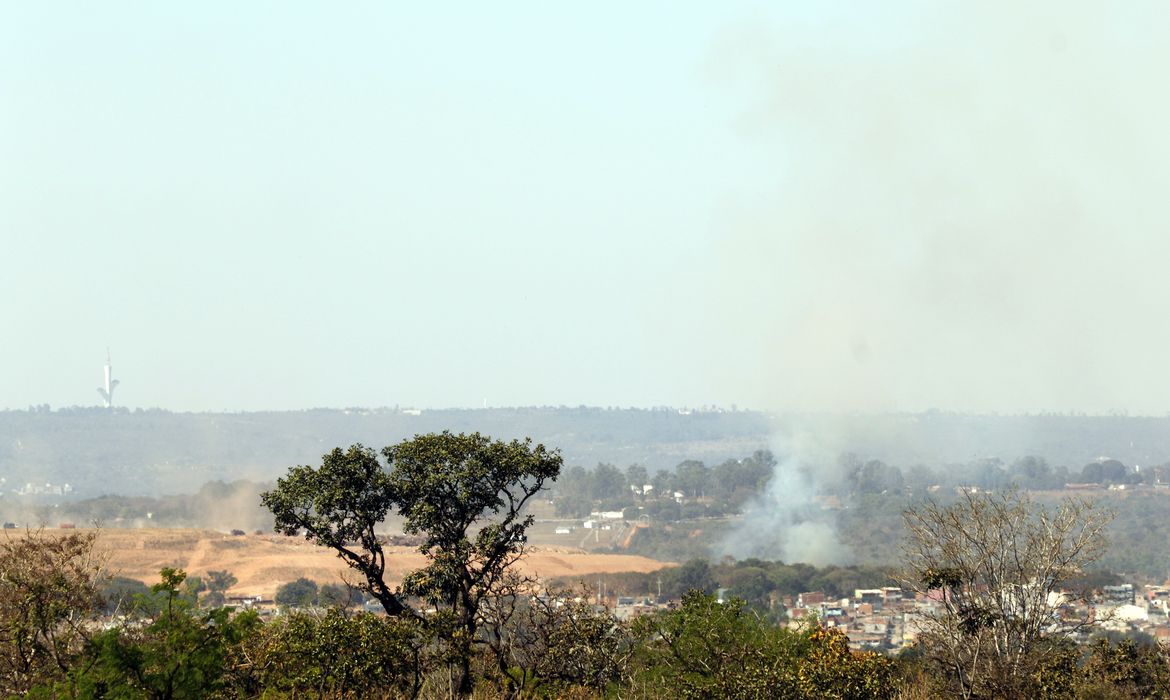 Brasília (DF), 22/08/2025 - Fumaça de queimada durante o calor e a baixa umidade. Foto: Bruno Peres/Agência Brasil