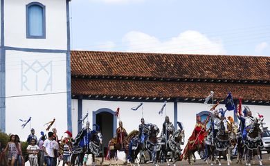 Corumbá (GO) - Moradores e os tradicionais cavaleiros da Cavalhada de Corumbá de Goiás fazem festa para a passagem da Tocha Olímpica pela cidade (Marcelo Camargo/Agência Brasil)