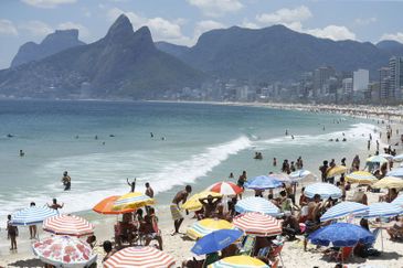 Cariocas e turistas lotam praias da zona sul do Rio