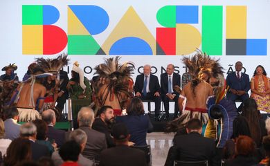 O presidente Luiz Inácio Lula da Silva, participa da cerimônia de posse das ministras da Igualdade Racial, Anielle Franco, e dos Povos Indígenas, Sonia Guajajara.