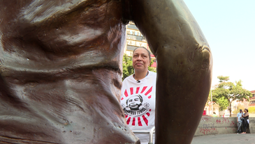 SP Ancestral - capturas - Rosemeire Marcondes em frente à estátua da avó Madrinha Eunice, na região da Liberdade, em São Paulo