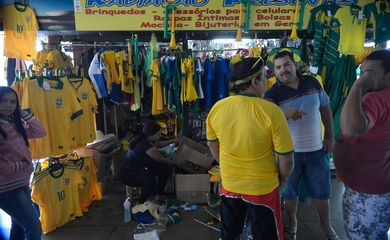 Lojistas e comerciantes de rua comentam o movimento das vendas durante a copa (Fábio Rodrigues Pozzebom/Agência Brasil)