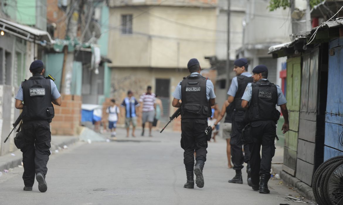 Rio de Janeiro - Moradores da Favela do Mandela, onde contêineres da Unidade de Polícia Pacificadora (UPP) foram queimados ontem (20) à noite, acompanham o trabalho de limpeza do entorno (Tânia Rêgo/Agência Brasil)