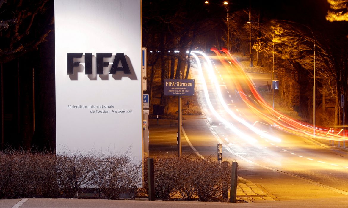 Logo da Fifa em sua sede em Zurique
 27/2/2022   REUTERS/Arnd Wiegmann