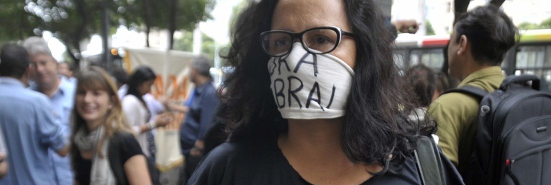 Rio de Janeiro - Manifestantes fazem um protesto em frente ao Fórum do Rio, no centro da cidade. O ato, chamado de Grito da Liberdade, é em defesa do direito da sociedade de se manifestar e lutar contra os problemas do país