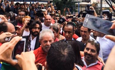 São Paulo -  Ex- presidente Lula cumprimenta manifestantes, concentrados em frente ao prédio onde mora em São Bernardo do Campo (Elaine Patricia Cruz/Agência Brasil)