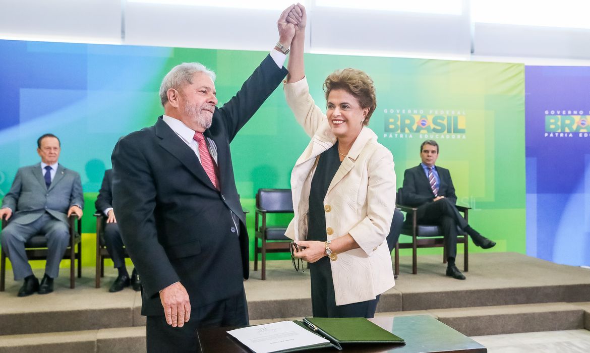 Brasília - Presidenta Dilma Rousseff com o novo ministro da Casa Civil, Luiz Inácio Lula da Silva, na cerimônia de posse de novos ministros da Justiça, da Secretaria de Aviação Civil e do Gabinete Pessoal da Presidenta da República  (José