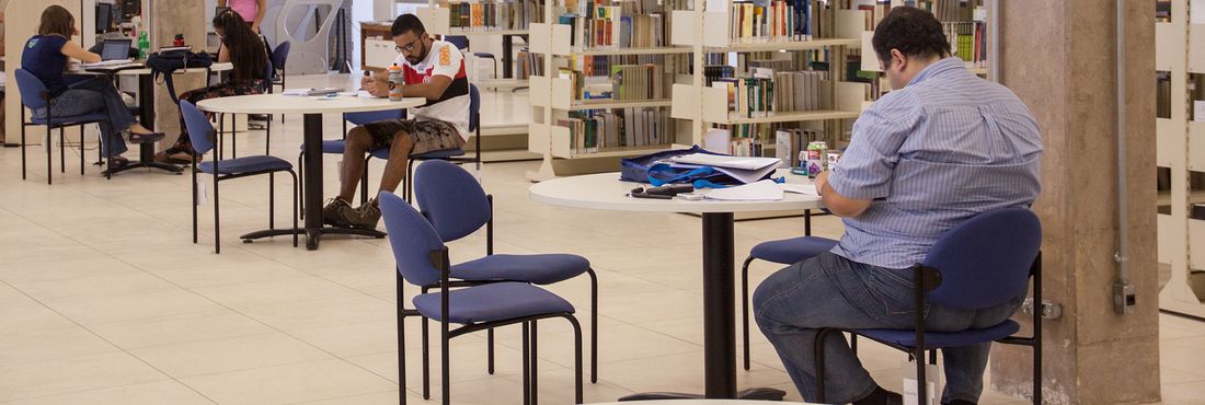 Estudantes na biblioteca da Universidade de Brasília - Campus Planaltina
